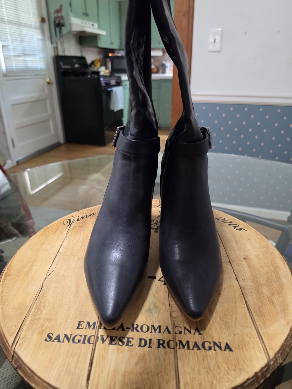 Sleek Black Pointed Knee-High Heeled Boots - Picture 12 of 14